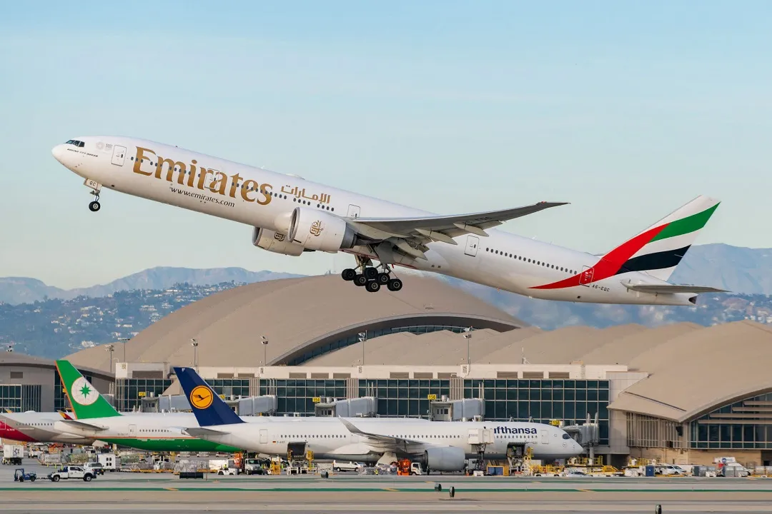 هواپیمایی امارات (Emirates) در سال ۱۹۸۵ با حمایت دولت دبی تأسیس شد و اولین پرواز خود را با دو هواپیمای اجارهای انجام داد.