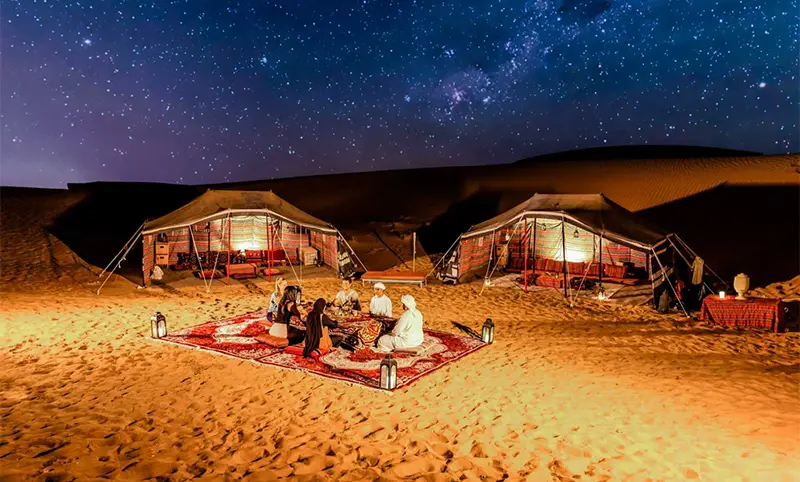 برای دیدن آسمان شب و رصد ستارگان در کویرهای اطراف دبی، تورهای مختلفی برگزار میشود.