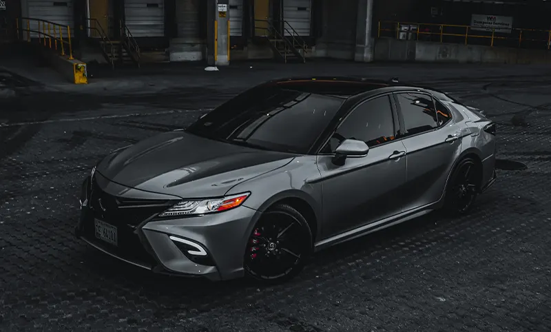 تویوتا کمری (Toyota Camry) یکی از پرطرفدارترین خودروهای سواری اکونومی برای اجاره در دبی است