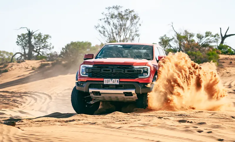 فورد رپتور (Ford Raptor) با قدرت و عملکرد بالا، یکی از بهترین خودروها برای سافاری در دبی است.