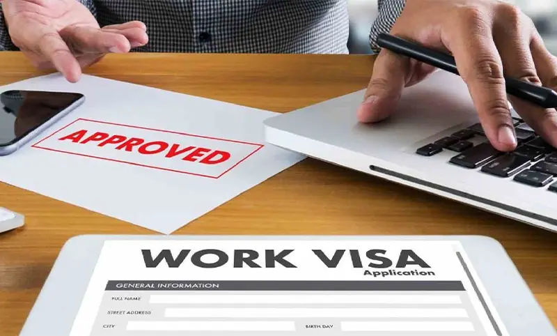 پس از دریافت ویزای کاری و مجوز کار، باید برای دریافت ویزای اقامت اقدام کنید.