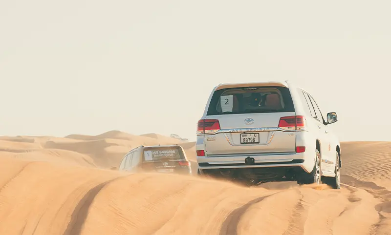 هزینه پایین اجاره ماشین در دبی موجب شده است که رنت خودروهای لوکسی نظیر لندکروز (Land Cruiser) بسیار رایج باشد.