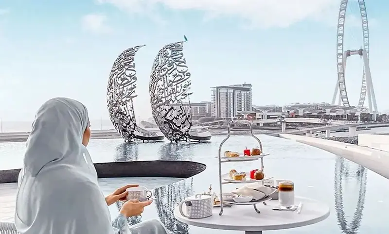 پوشش مناسب زنان در رستورانها و بارها متفاوت است.