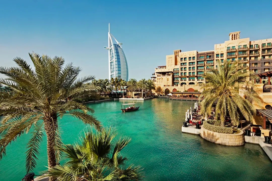 دبی، مرکز تجاری امارات متحده عربی (UAE)، یکی از مقاصد گردشگری پرطرفدار در خاورمیانه است که با هتلهای لوکس خود شهرت یافته است.