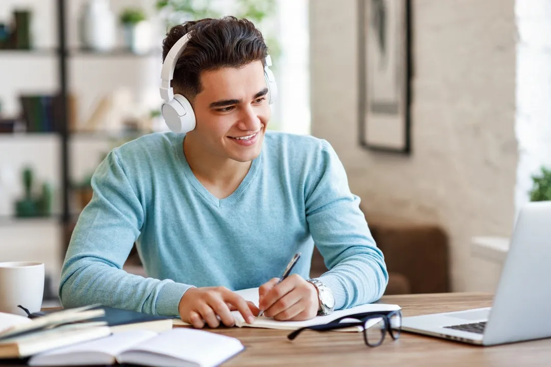 یک راه محبوب درآمدزایی جانبی در دبی ، تدریس خصوصی است