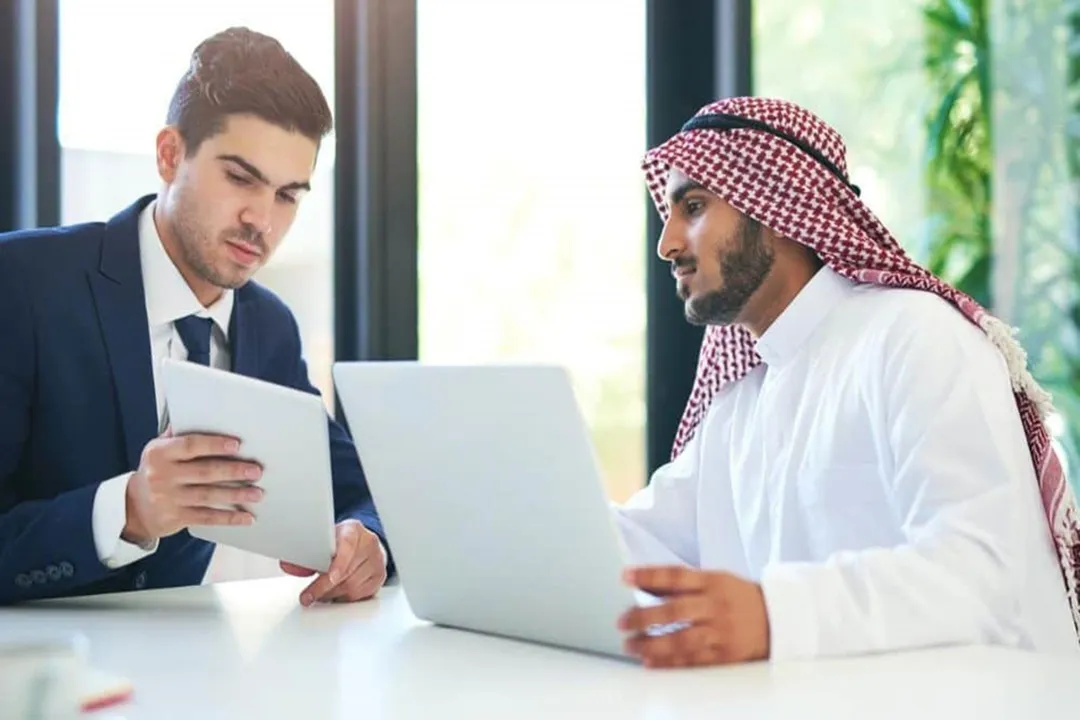 یکی از رایج‌ترین روش‌های اقامت در دبی، داشتن قرارداد کاری با یک شرکت ثبت‌شده در امارات است