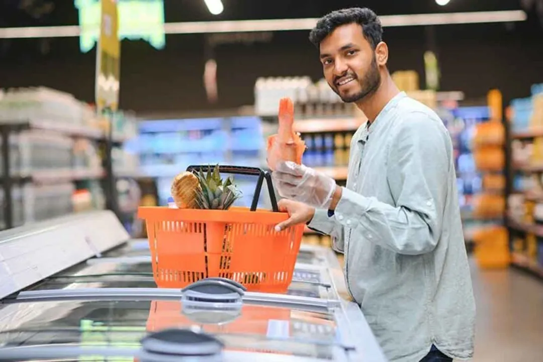 فروشگاه‌های زنجیره‌ای معروف مانند Carrefour و Lulu به خانواده‌ این امکان را می‌دهند که بودجه خود را بهتر مدیریت کنند