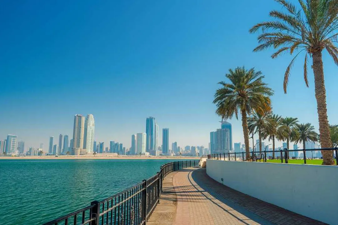 نقاطی مثل منطقه جُمِیرا یا پارک ساحلی کنار دریا، که نمای باز به افق شرق دارند