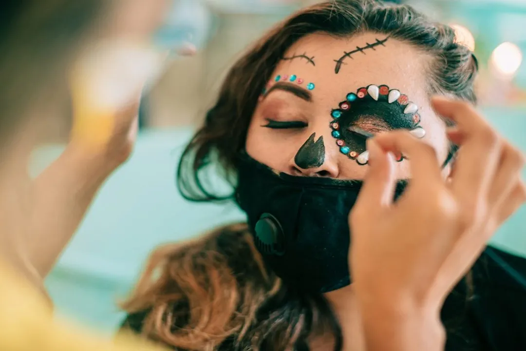 اجرای کامل دکور هالووین و گریم مطابق آن از پیش برنامهریزی و تدارکاتی فراتر از معمول داشته است.