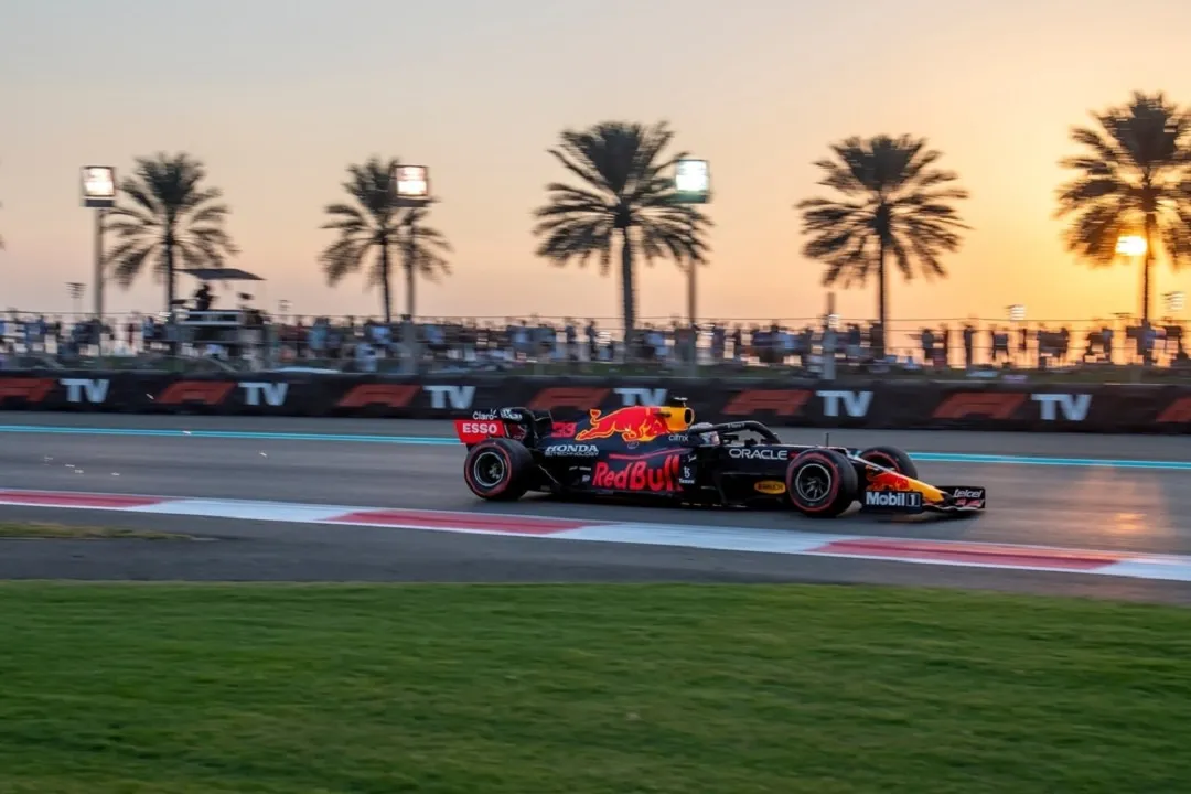 با وجود فضای تجملی و سرگرمی، تمرکز اصلی فنی مسابقه در ابوظبی حفظ می‌شود.