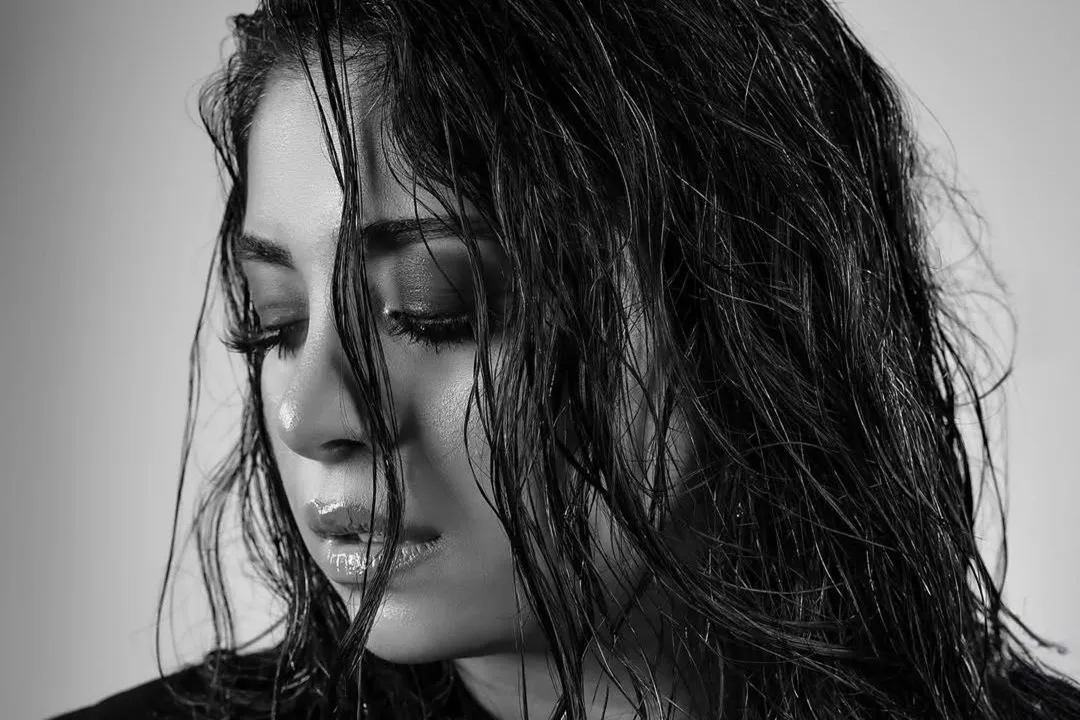 سوگند پس از مدتی غیبت از اجراهای زنده، بار دیگر روی صحنه می‌رود.