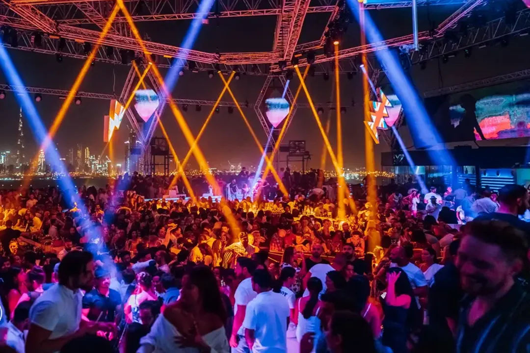 کلاب ایریس یکی از مکان‌های محبوب برگزاری کنسرت‌های موسیقی زنده است