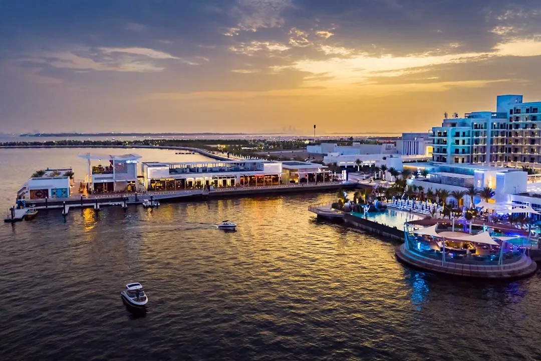 در جزیره یاس در ابوظبی، برنامههای فرهنگی از ساعات بعدازظهر آغاز میشود